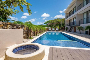 Fantastic salt pool & cold plunge, within walking distance to the beach